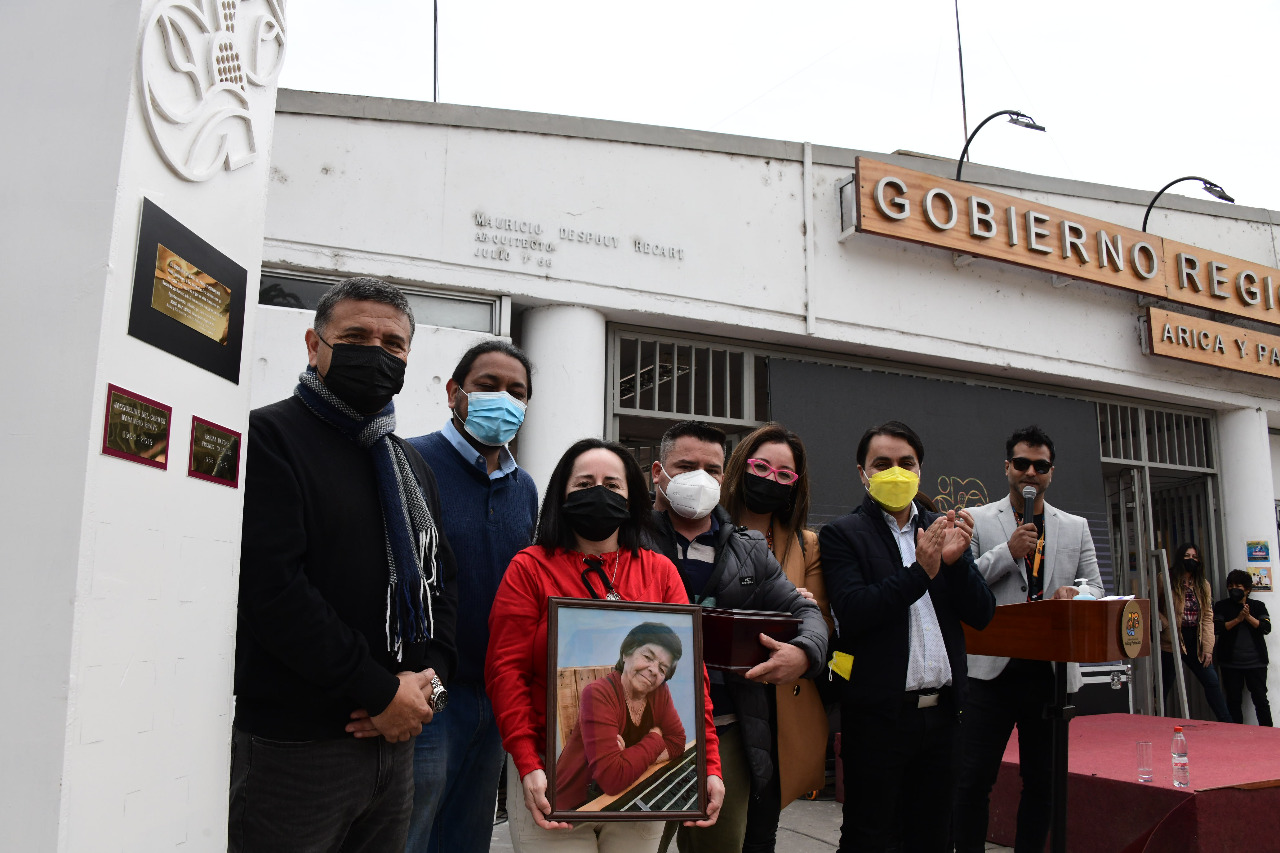 Gobernador con familia de la fallecida dirigenta Ericka Fredes.JPG